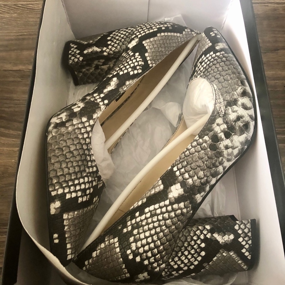 Nine West size 7 snakeskin pointed toe